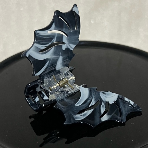 Plastic Bat Wing Claw Clip, Black and White Marble - Picture 6 of 6